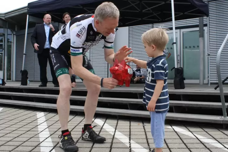 Der kleine Jonathan f&uuml;ttert Martin Seidlers Spendenwutz. 