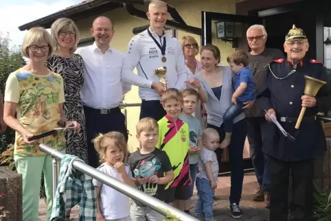 Die Rodenbacher Radsportfamilie und Familie Hackmann, von links: Gisela Diemer vom RVE, die Eltern Stefanie und Claus mit ihrem 