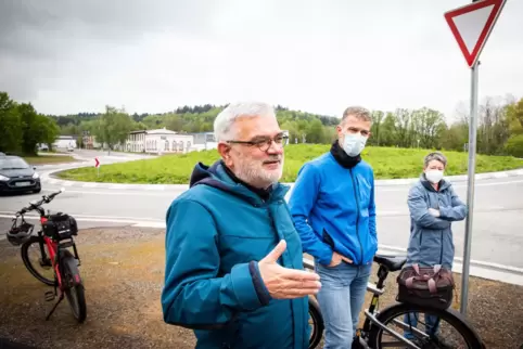 Bernd Lohrum (vorne, daneben der Zweibrücker Radverkehrsbeauftragte Klaus Fuhrmann) setzt sich als Vorsitzender des ADFC Südwest Bernd Lohrum (vorne, daneben der Zweibrücker Radverkehrsbeauftragte Klaus Fuhrmann) setzt sich als Vorsitzender des ADFC Südwest