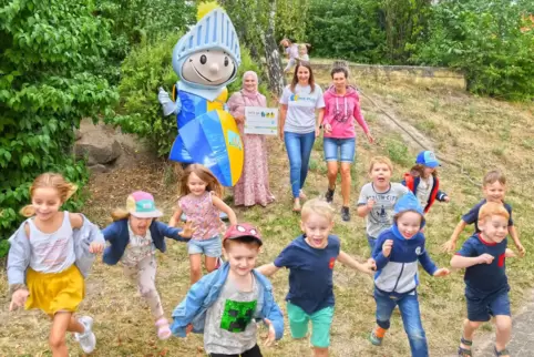 Freuen sich über die Anerkennung als Wanderkita (hinten von links): Maskottchen Ritter Palatino, Türkan Ilgüner, Manuela Keilwer