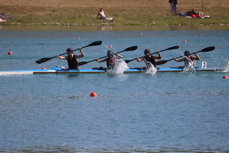Das Boot der Paddlergilde auf dem Weg zu Bronze über 500 Meter der Schüler A (von vorne: Collin Schwarz, Nico Becker, Jonas Jaco