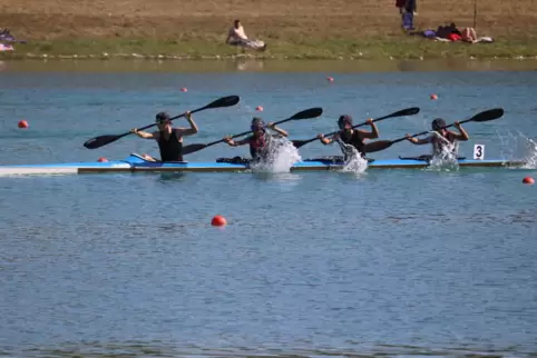 Das Boot der Paddlergilde auf dem Weg zu Bronze über 500 Meter der Schüler A (von vorne: Collin Schwarz, Nico Becker, Jonas Jaco