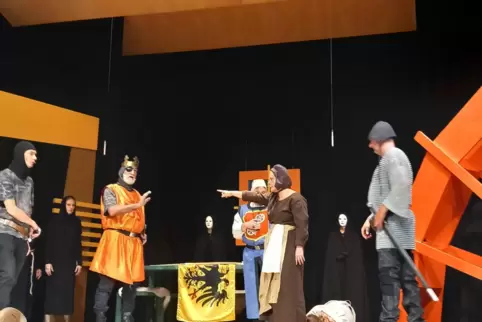 Die Müllerin klagt König Albrecht im Stück „Die Schlacht“ an, das die Göllheimer Theatergruppe aufführte. 