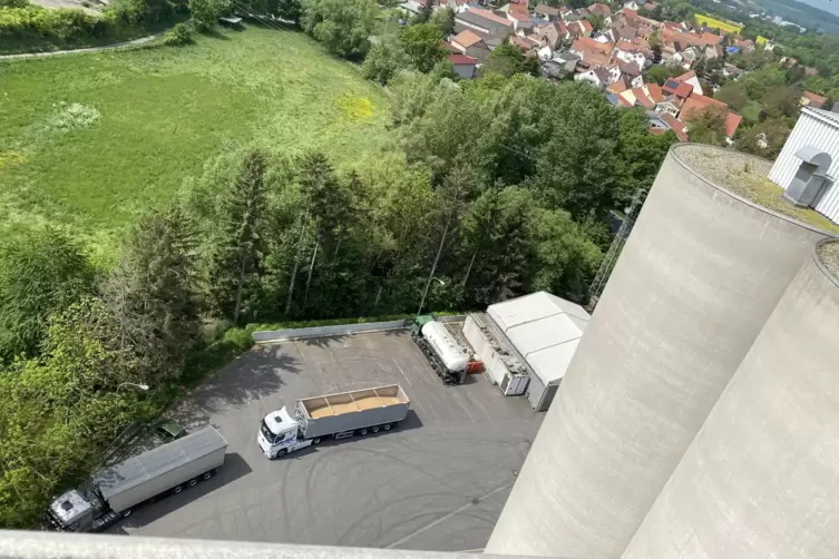 Kupferm&uuml;hle: Auf den rund 50 Metern, die auf diesem Bild zwischen Lastwagen und Fotoapparat liegen, passiert sehr viel Interessa