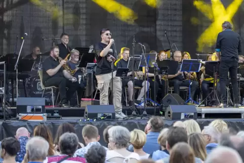 Metamorphose geglückt: Blasorchester mit Solisten (hier: Ben Clemenz) und Band.