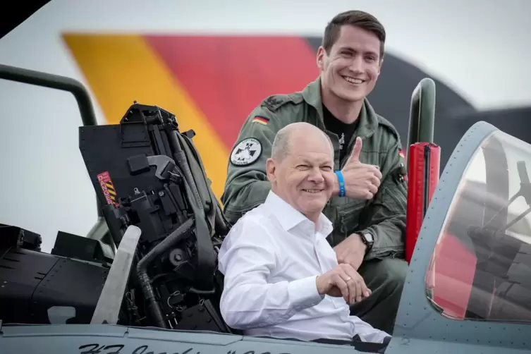 „Jahr für Jahr“ Milliarden für die Verteidigung: Bundeskanzler Olaf Scholz (SPD) im Cockpit eines Kampfflugzeugs vom Typ Eurofig