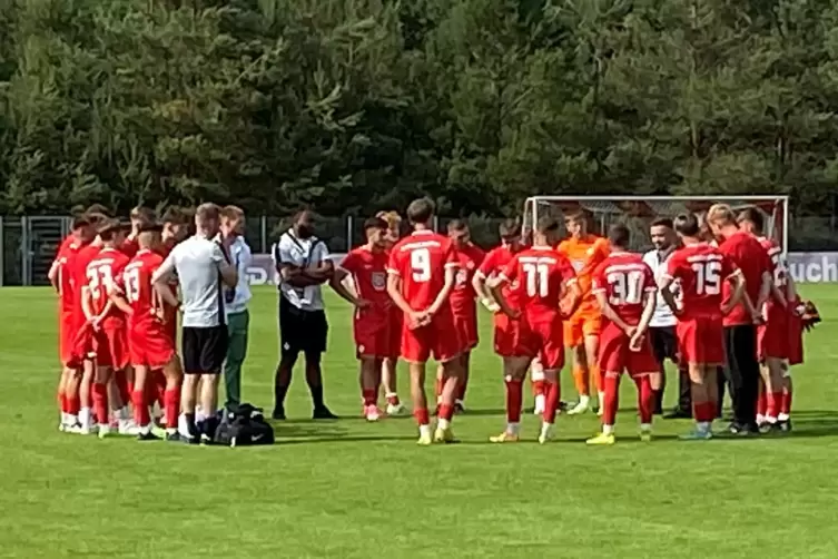Einschwören auf die Oberliga-Saison: Die Mannschaft des FCK II nach dem 3:1-Sieg im letzten Testspiel gegen TuS Kirchberg. 