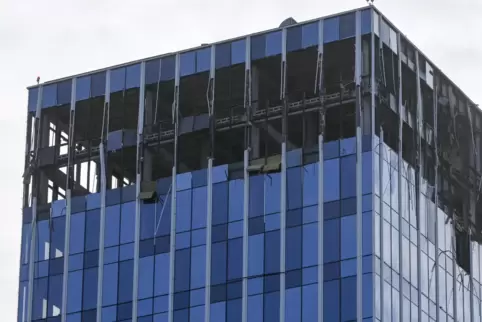 Ein Blick auf ein Gebäude in Moskau, das nach russischen Angaben durch einen Drohnenangriff beschädigt wurde.