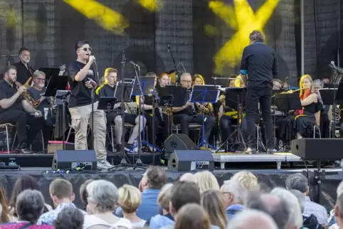 Metamorphose geglückt: Blasorchester mit Solisten (hier: Ben Clemenz) und Band.