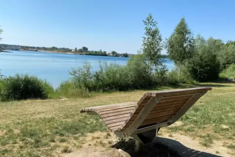 Diese Liegen laden zum bequemen Entspannen an der Schlicht ein. 