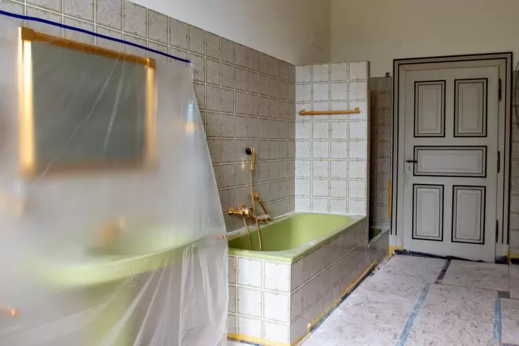 Skurrilster Raum: ein 70er-Jahre-Bad mit goldenen Wasserh&auml;hnen. 