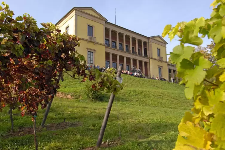 Die Schauseite der Villa Ludwigsh&ouml;he mit ihrer doppelst&ouml;ckigen Loggia.