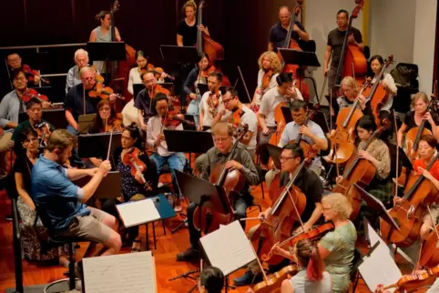 Unter der Leitung von Dirigent Robert Weis-Banaszczyk proben die SAR Philharmoniker aus Hongkong derzeit mit den LUfonikern im F