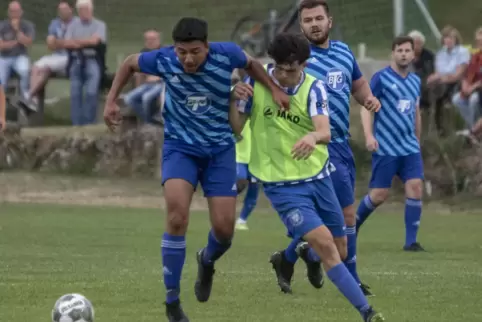 Randy Quellett (links) von der TSG Zellertal hält sich im Finale einen Gegenspieler von der U19 des TSV Gau-Odernheim vom Hals. 