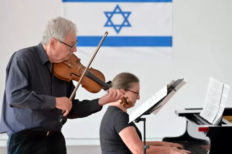 In der Synagoge: Daniel Spektor und Krista Kern spielen.