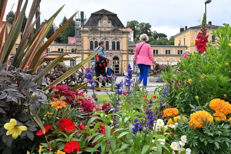 Damit &ouml;ffentlich-repr&auml;sentative Fl&auml;chen wie hier am Bahnhofsvorplatz weniger bew&auml;ssert werden m&uuml;ssen, werden vermehrt Stauden ge