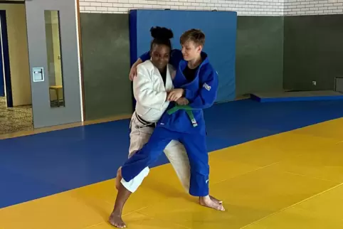 Der 15-jährige Devin Mäuser mit seiner Trainerin Hannah Ertl beim Training in der Judo-Halle im Heinrich-Heine-Gymnasium in Kais
