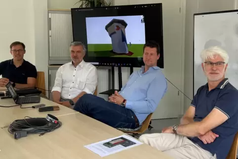 Freuen sich auf das Gemeinschaftsprojekt: DAV-Bundestrainer Johannes Lau, Kurt Sendldorfer, stellvertretender Uni-Kanzler, Max S