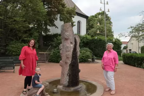 Der Froschbrunnen ist ein Geschenk der Landfrauen an ihre Heimatgemeinde. Hannelore Mauntz (rechts) war deren erste Vorsitzende,