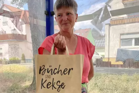 Gertrud Emming möchte die alte Bushaltestelle in der Wilhelm-Hauff-Straße gerne zu einen öffentlichen Bücherschrank umgestalten.