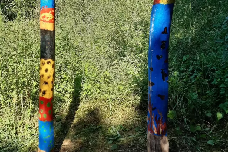 Mit einem Erdbohrer wurden L&ouml;cher in die Erde gebohrt, damit die Pf&auml;hle hineingesetzt werden konnten. 