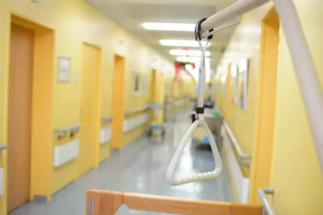 Das Bett, das der Patientin zugeteilt war, war nur mit einem Laken bezogen. Kein Kissen, keine Decke. Das Bett, das der Patientin zugeteilt war, war nur mit einem Laken bezogen. Kein Kissen, keine Decke.