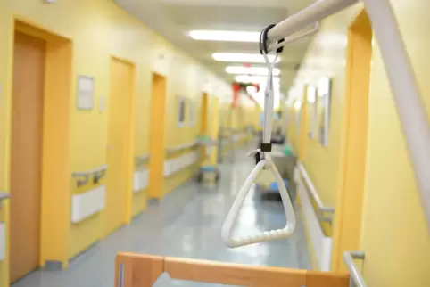 Das Bett, das der Patientin zugeteilt war, war nur mit einem Laken bezogen. Kein Kissen, keine Decke.