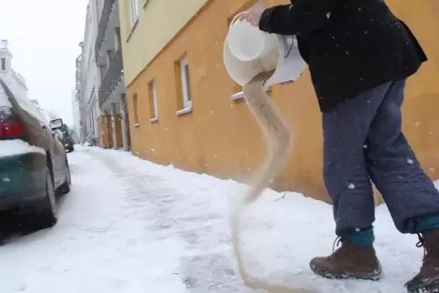 Wenn der Vermieter jemanden für den Winterdienst bauftragt, müssen die Mieter das zahlen. Aber diese haben das Recht, die Belege