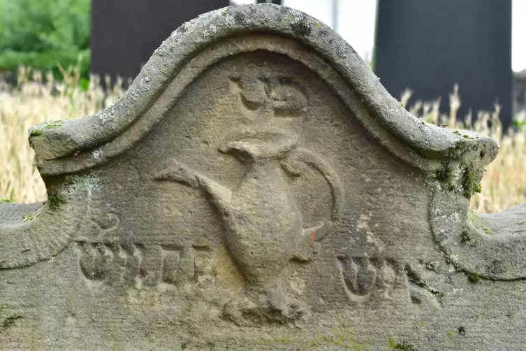 Die Levitenkanne ist als Symbol auf vielen Steinen zu sehen. 