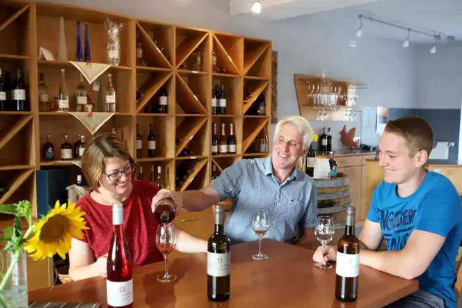 Stefanie und Andreas Winklr bauen zu 80 Prozent Weißwein aus. Sohn Felix Winkler will Weinbau studieren.