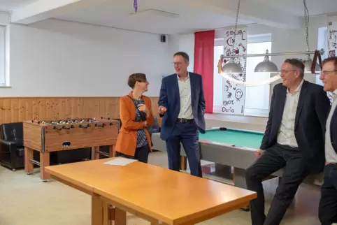 Bei einem Rundgang durch das Dorfgemeinschafsthaus erfuhren (von links) Verbandsbürgermeisterin Kathrin Flory, Innenminister Mic