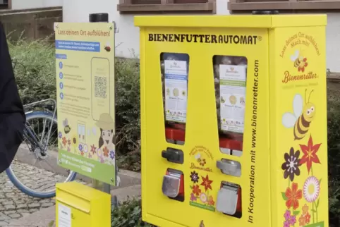 Wurde gestohlen: Der Bienfutterautomat der Volkshochschule.