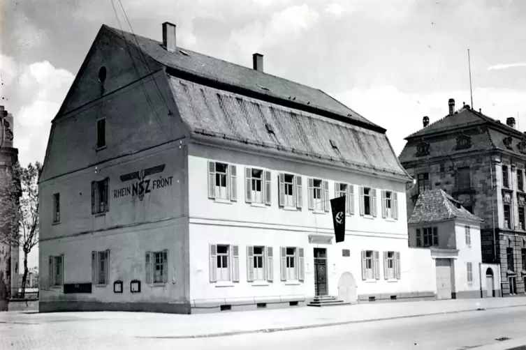 1935: „Braunes Haus“ als Sitz der NSDAP mit Werbung der gleichgeschalteten Zeitung „NSZ Rheinfront“.