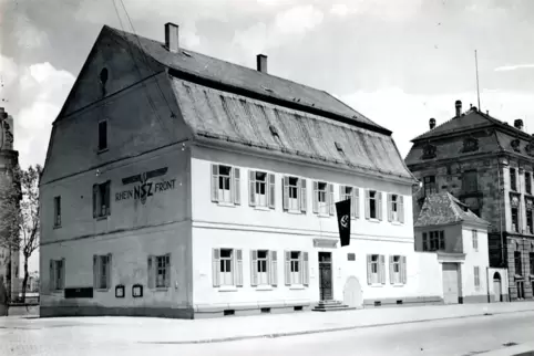 1935: „Braunes Haus“ als Sitz der NSDAP mit Werbung der gleichgeschalteten Zeitung „NSZ Rheinfront“.