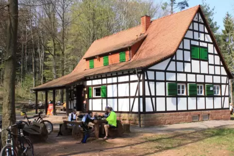 In die Hütte kommen natürlich nicht nur Kletterer. Sie ist auch bei Wanderern, Mountainbikern und Trifels-Besuchern beliebt. 