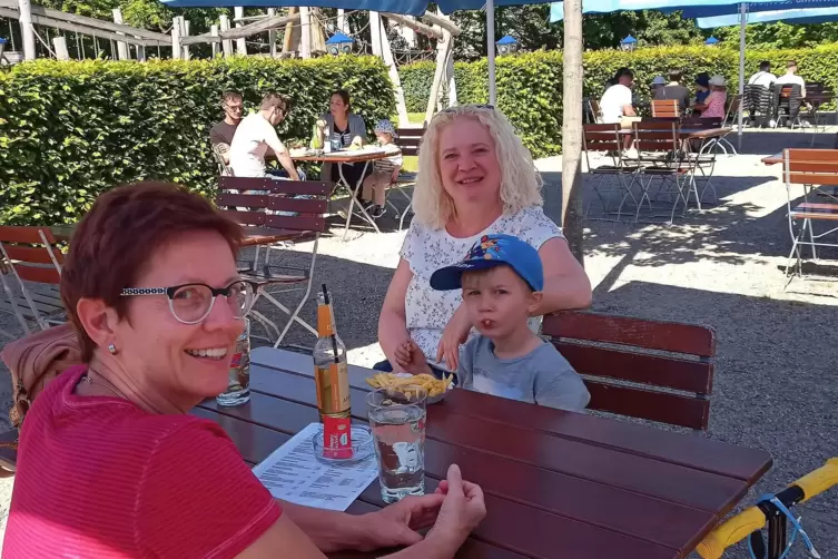 Eine Familie in Valentins Biergarten