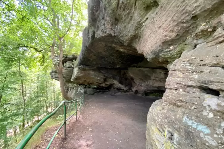 Kuscheliges Lindwurm-Loft? Treppen führen zur Drachenhöhle in der Ostflanke des Südfelsens.