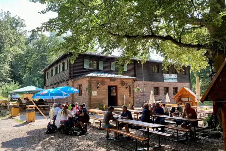 Beliebtes Ziel für Wanderer und Biker: das Waldhaus Lambertskreuz. Im Kern stammt die Hütte aus dem Jahr 1907.