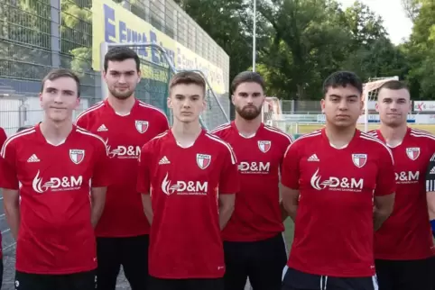 Die Neuzugänge des SV Palatia Contwig (von links): Trainer Stefan Höh, Patrick Bähr, Philipp Semar, Matthias Lepiarczyk, Jeremy 