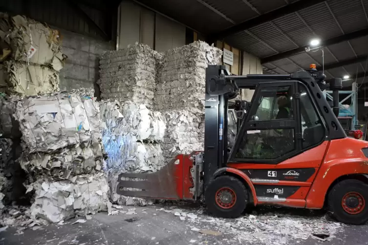 Das Altpapier im Lager ist nach Qualit&auml;ten sortiert. Um m&ouml;glichst keinen Abfall zu erzeugen, werden auch Reste wieder in den Kre