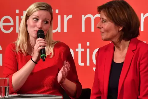 Isabel Mackensen-Geis (links) möchte mehr Frauen für die Politik begeistern. Als Vorbild sieht sie die rheinland-pfälzische Mini