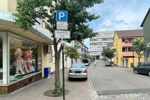 Parkkonflikte in Zone VII: Die Leopoldstraße ist für Mischnutzung freigegeben. Hier ist gebührenpflichtiges Kurzzeitparken und A