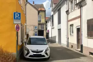 Auch in der Entengasse finden Anwohner selten einen freien Parkplatz. Auch in der Entengasse finden Anwohner selten einen freien Parkplatz.