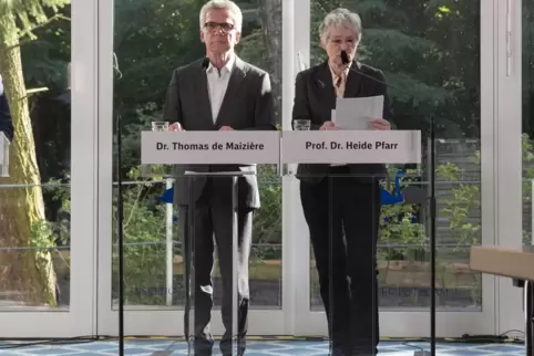Das Schlichter-Duo Thomas de Maiziére und Heide Pfarr.