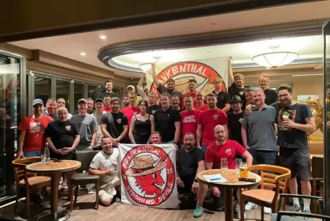 Verschworene Gemeinschaft: Die Strohhood Devils präsentieren ihr Banner.