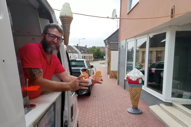 Eismann Salvatore Cutaia verkauft in der Hofenfelsstraße Eis aus dem Auto, weil er auf die Baugenehmigung für sein Eiscafé warte