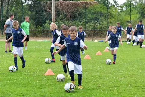  Die jungen Kicker lassen sich von einem Regenschauer die gute Laune nicht verderben. 