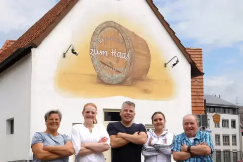 Das Team des Restaurants „Zum Haas“: Chef Christian Haas (Mitte), mit Mama Helma Krenz (links), den Töchtern Charlyne und Ysabel