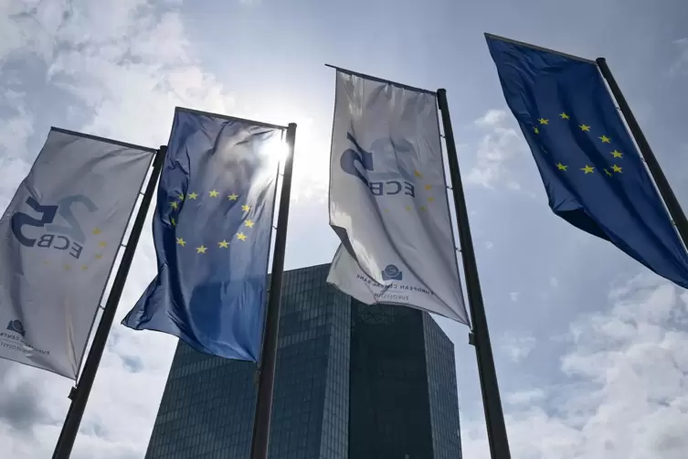 Fahnen wehen vor der Europäischen Zentralbank (EZB) im Osten Frankfurts.