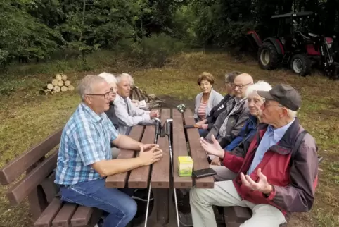 Zwei Sitzgruppen mit Bänken und Tischen hat die aufgelöste Schönenberg-Kübelberger Ortsgruppe des Pfälzerwald-Vereins gespendet.
